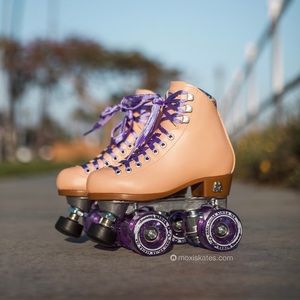 Moxi Peach Beach Bunny skates size 4